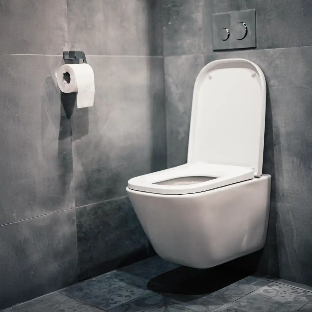 אינסטלטור מתקין ניאגרה סמויה מסוג גבריט